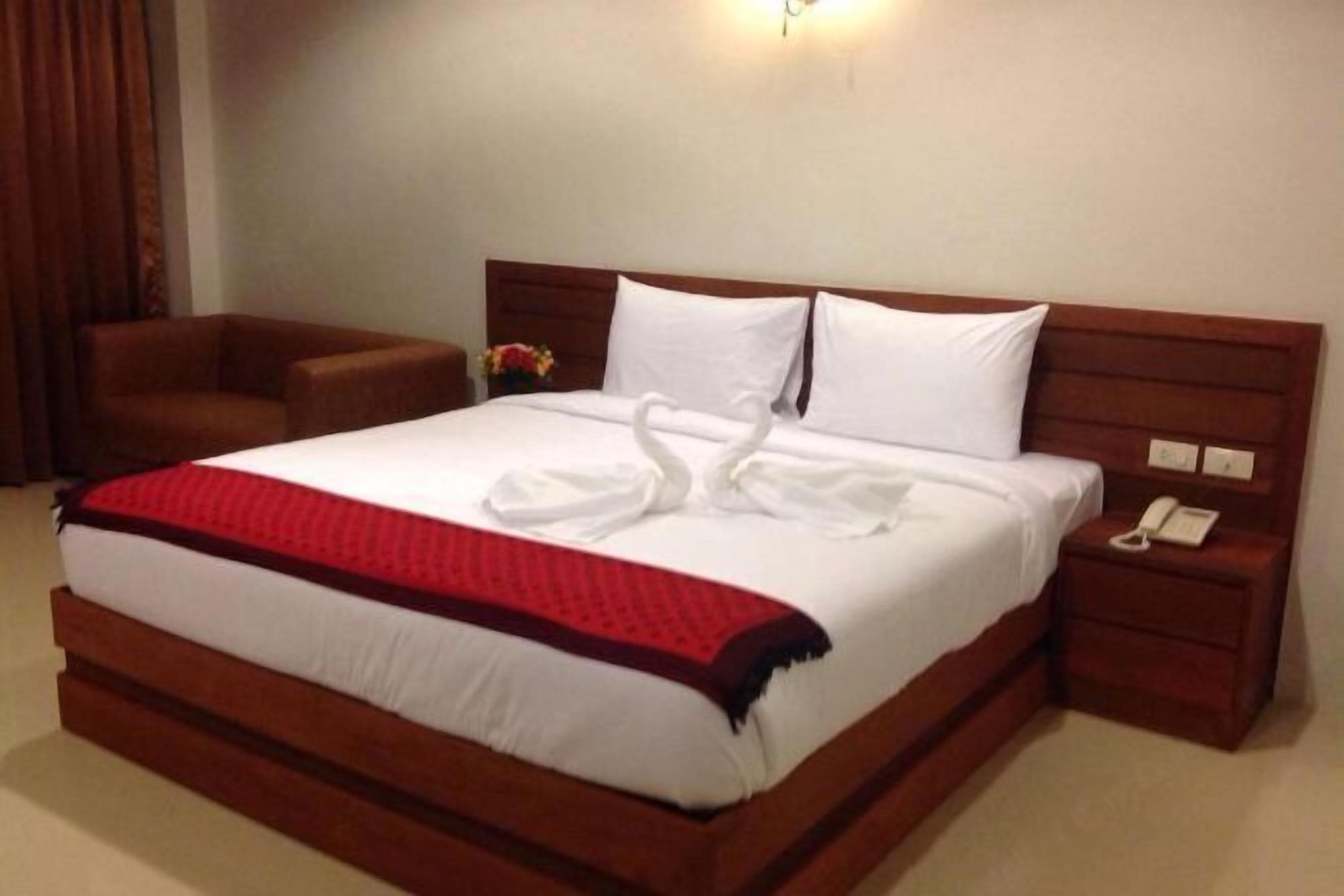 Trang bị nội thất với thiết kế riêng biệt, bàn, màn/rèm cản sáng 