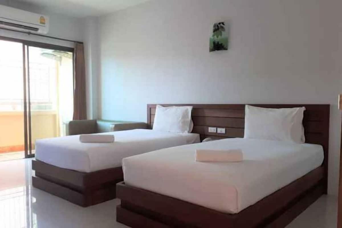 Mobiliario individual, escritorio, cortinas opacas y wifi gratis