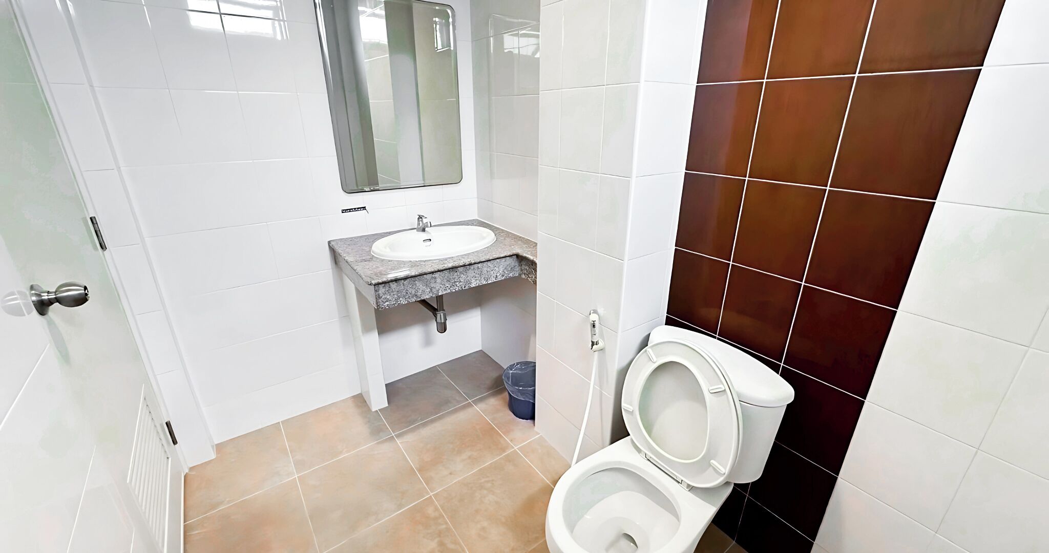 Une salle de bain avec des toilettes, un lavabo et un miroir.