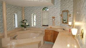 Rumah Khas, 4 kamar tidur, kolam renang pribadi, pemandangan kanal | Kamar mandi | Bathtub dan shower terpisah