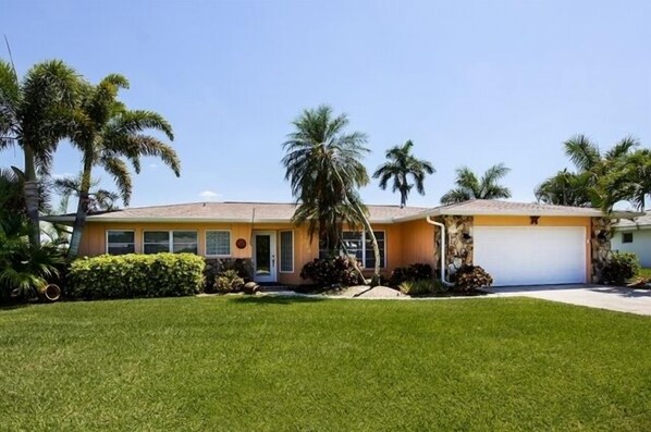 Premium House, 3 Bedrooms, Private Pool, Canal View (Gulf Access) | Exterior