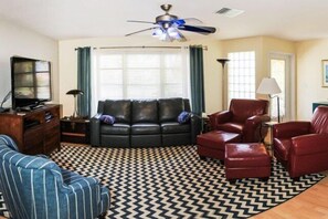 Premium House, 3 Bedrooms, Private Pool, Canal View (Gulf Access) | Living room