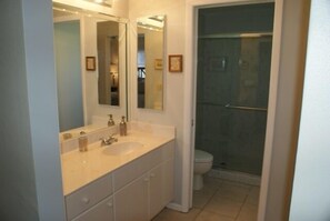 Premium House, 3 Bedrooms, Private Pool, Canal View (Gulf Access) | Bathroom