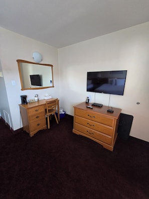 Room, 1 Queen Bed, Non Smoking | Desk, blackout drapes, iron/ironing board, free WiFi