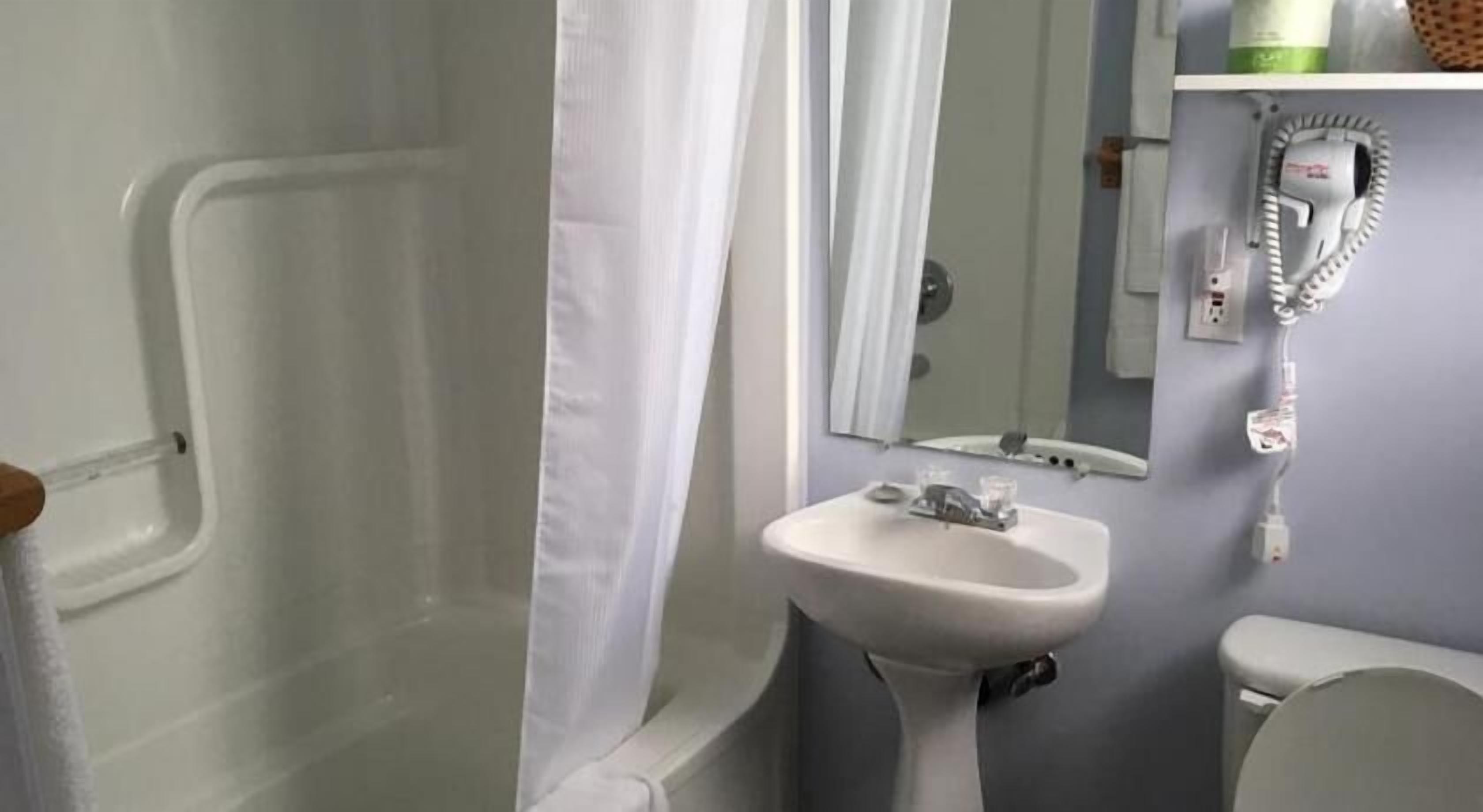 Baño | Tina con regadera, secadora de cabello, toallas 