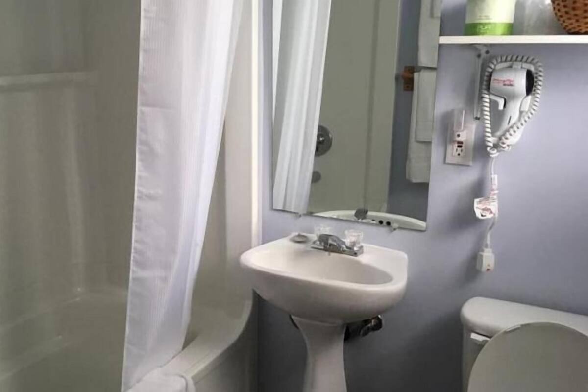 Baño | Tina con regadera, secadora de cabello, toallas
