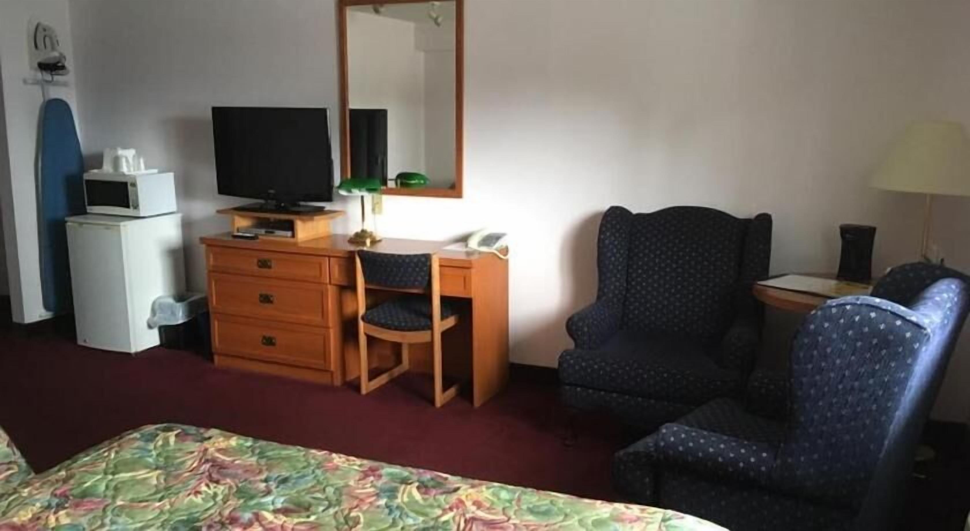Escritorio, cortinas blackout y tabla de planchar con plancha 