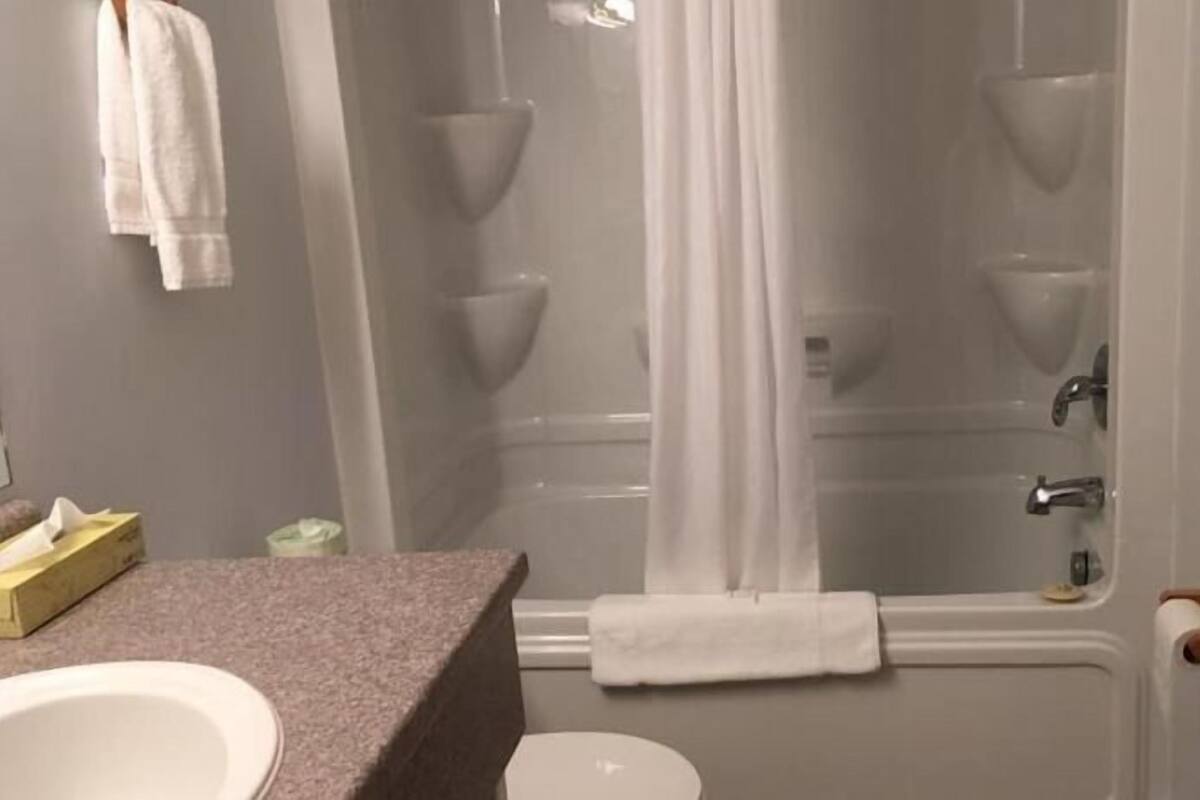 Baño | Tina con regadera, secadora de cabello, toallas