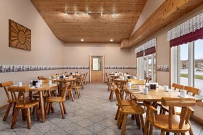 Breakfast area - Travelodge by Wyndham Port Elgin (Saugeen Shores)