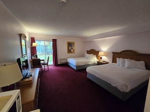 Rum - 2 queensize-sängar - icke-rökare (North Section) | Skrivbord, mörkläggningsgardiner, strykjärn/strykbräda och gratis wi-fi