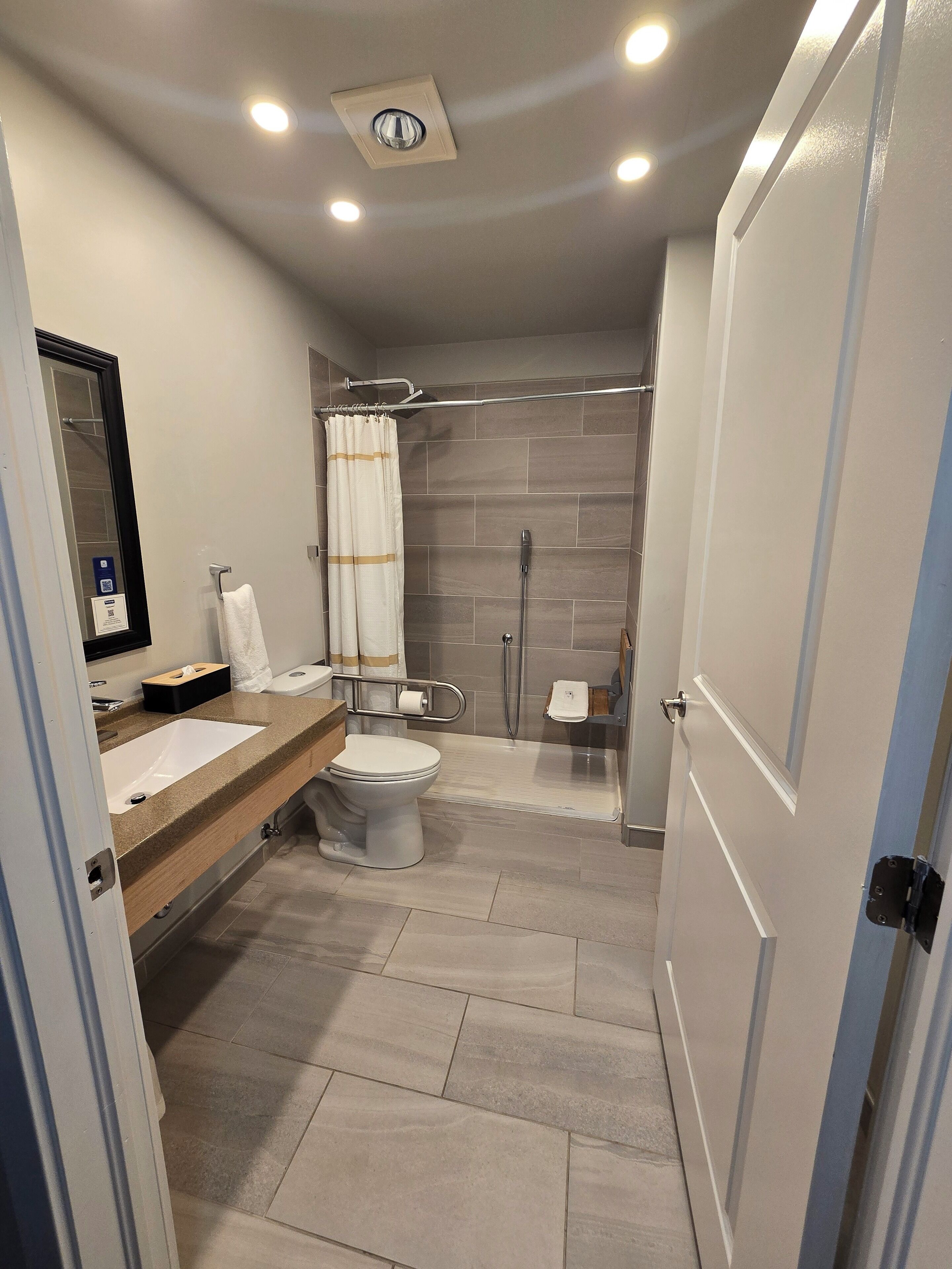 Room, 1 King Bed, Non Smoking, Pool Access | Bathroom | Combined shower/tub, hair dryer, towels