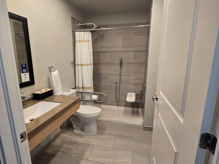 Habitación, 1 cama de matrimonio grande, no fumadores, acceso a la piscina | Baño | Ducha y bañera combinadas, secador de pelo y toallas