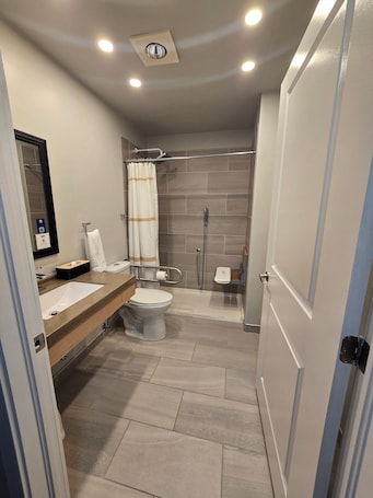 Room, 1 King Bed, Non Smoking, Pool Access | Bathroom. Travelodge by Wyndham Port Elgin