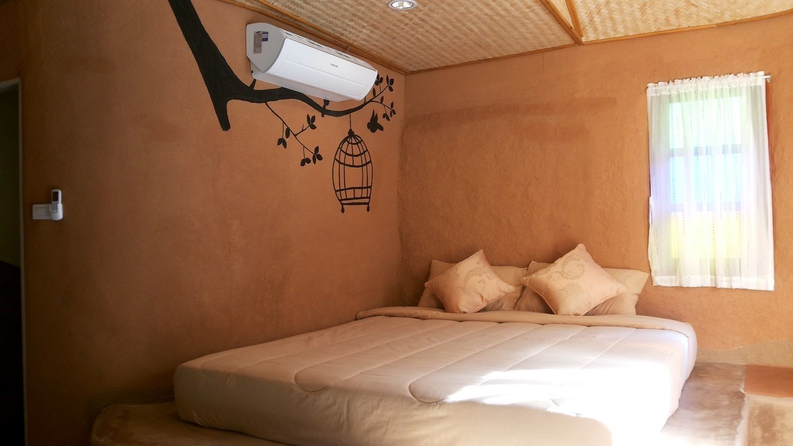 Baan Din | Desk, rollaway beds, free WiFi