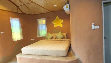 Baan Din | Desk, rollaway beds, free WiFi