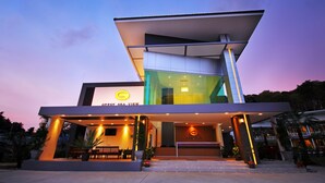 A modern hotel with a prominent sign reading "GYPSY SEA VIEW". - Gypsy Sea View Resort (Ko Phi Phi)