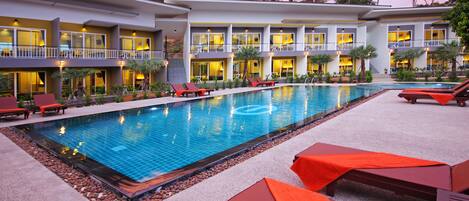 Piscine extérieure, chaises longues