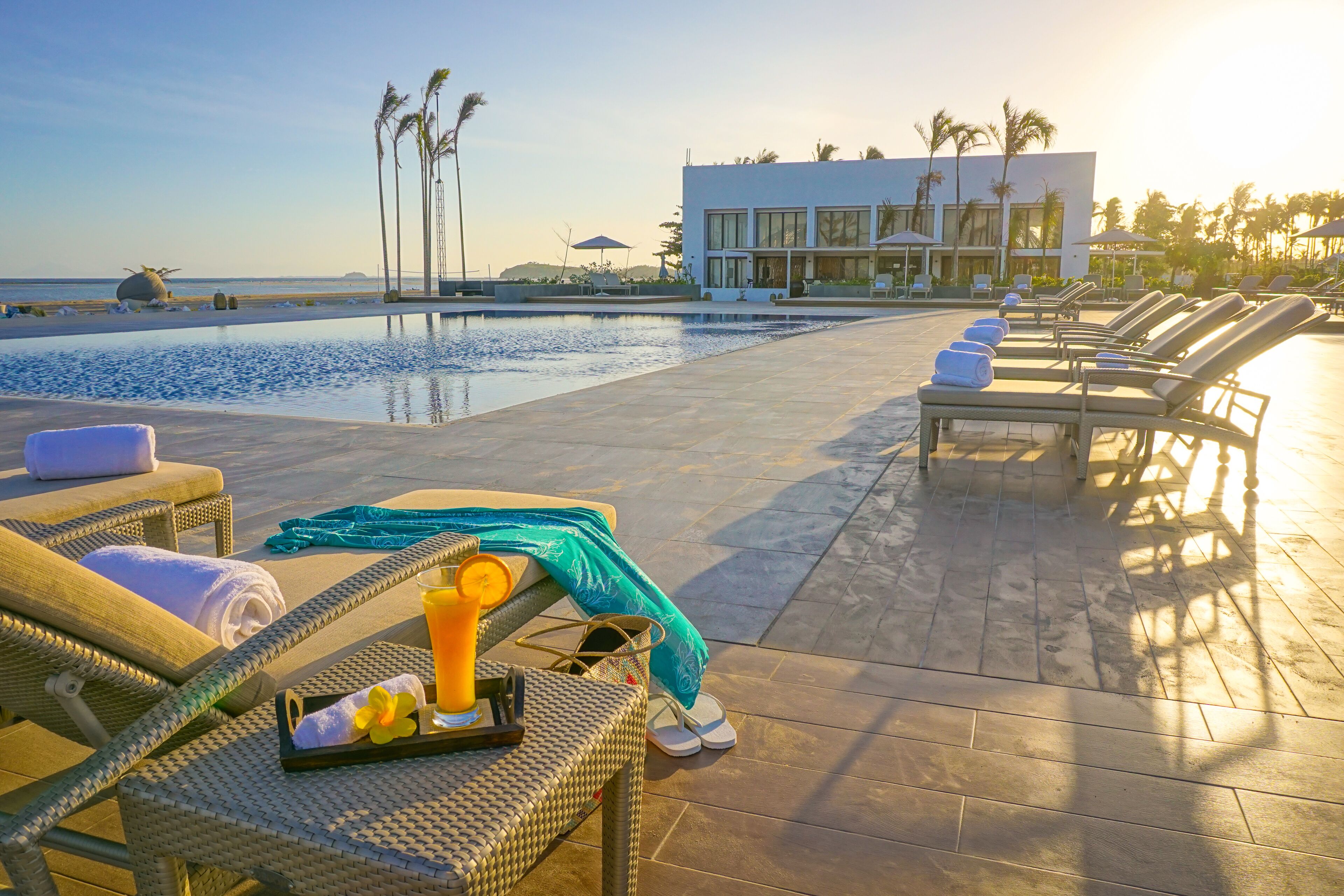 Piscine extérieure, parasols de plage, chaises longues