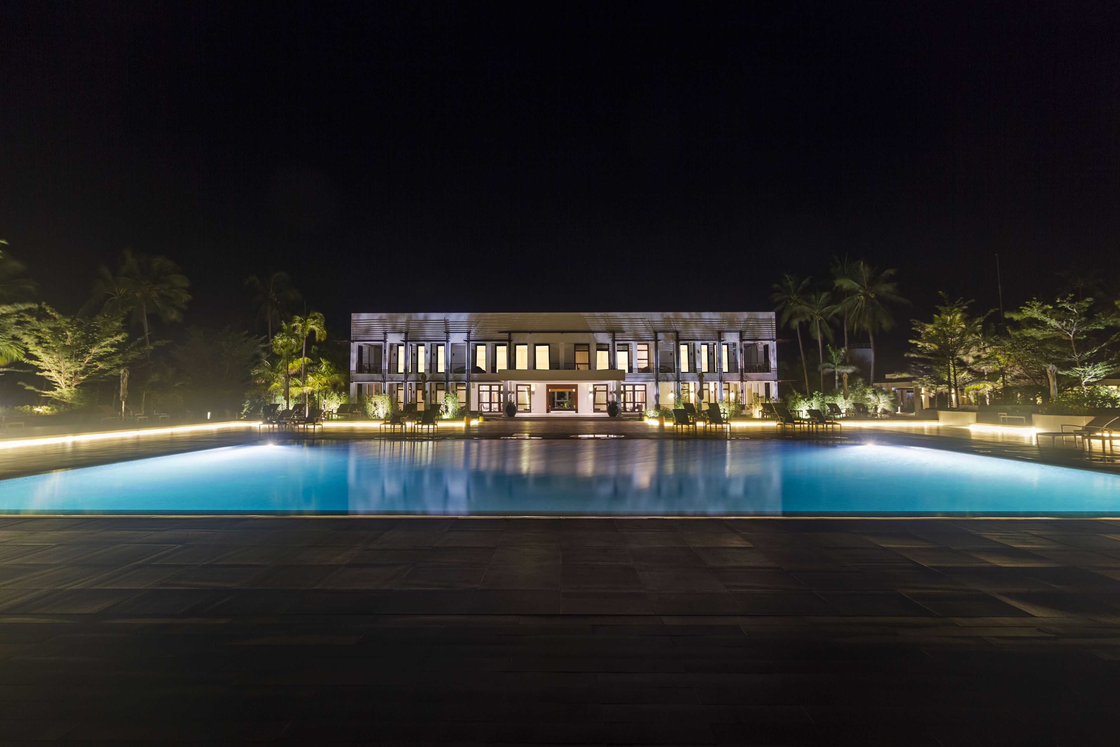 outdoor pool, open 6:00 am to 10:00 pm, pool umbrellas, pool loungers