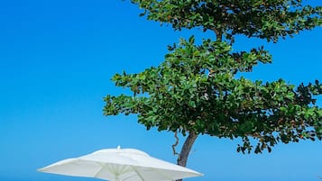 Plage privée, sable blanc, chaises longues, parasols