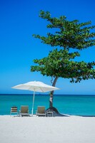 Playa privada, arena blanca, tumbonas y sombrillas