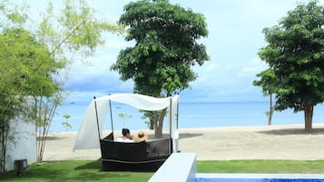 Een buitenzwembad, parasols voor strand/zwembad