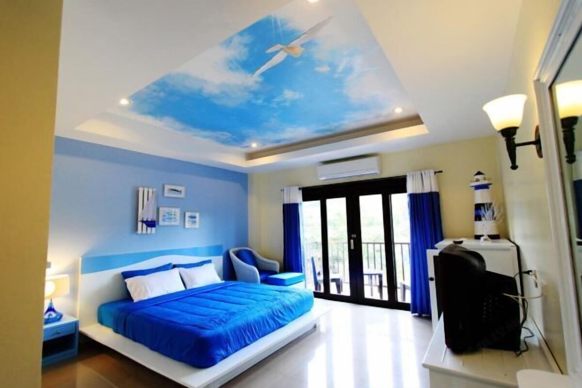 In-room safe, desk, WiFi (free), bed sheets