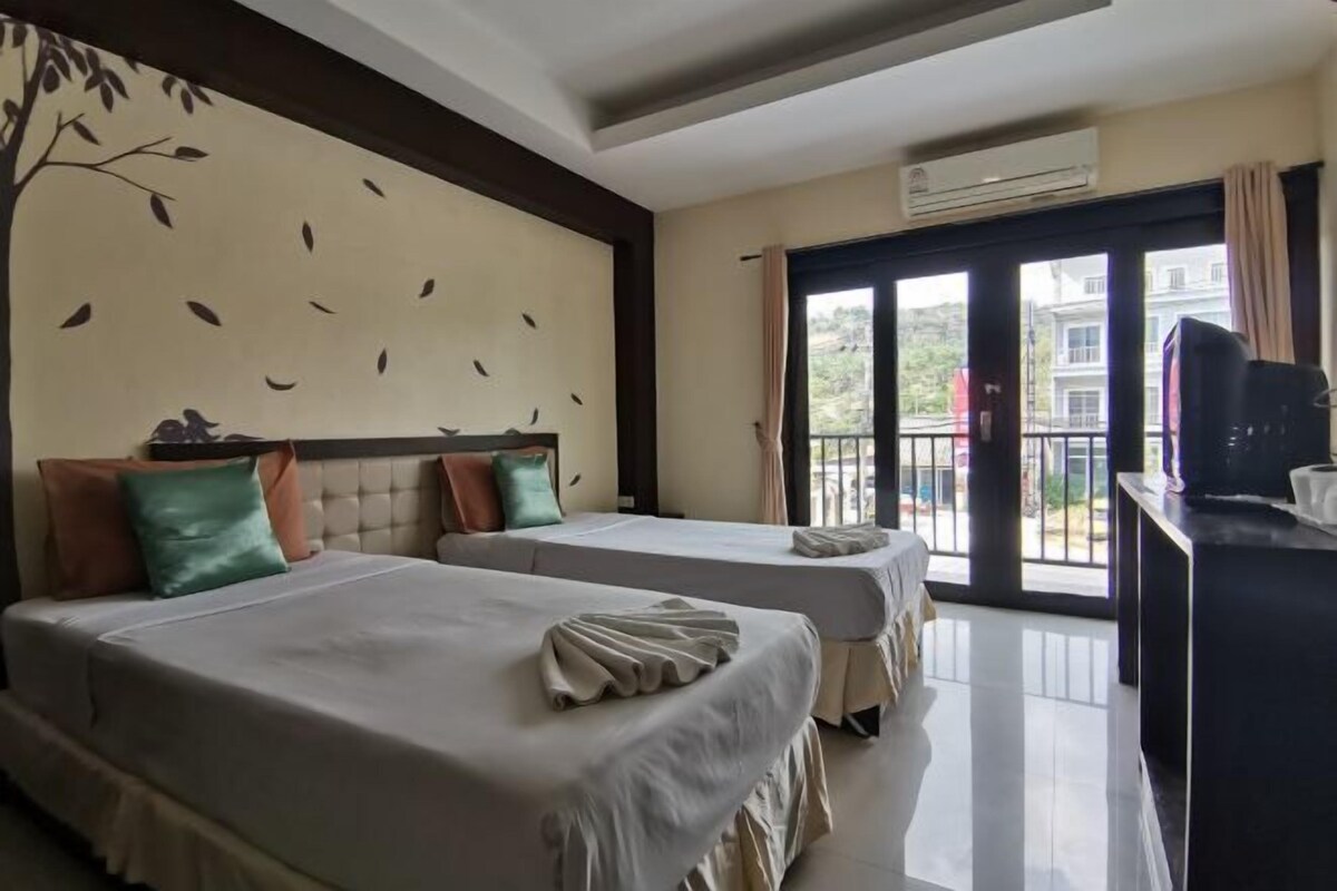 In-room safe, desk, WiFi (free), bed sheets