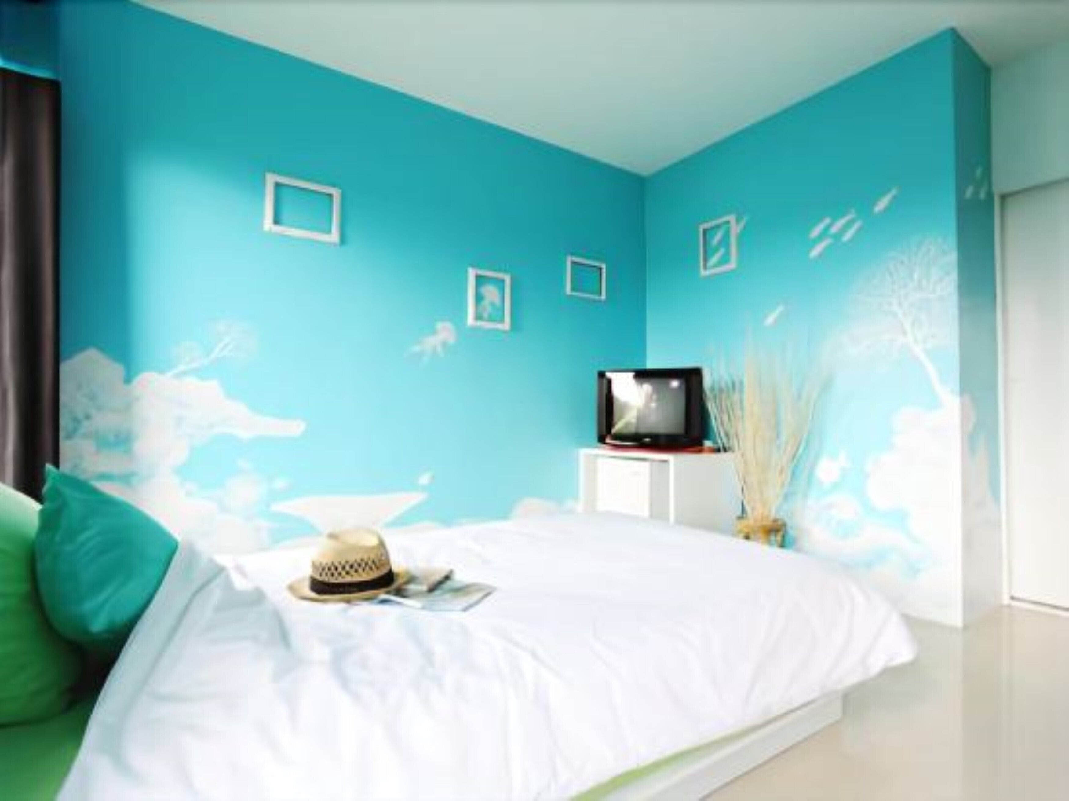 In-room safe, desk, WiFi (free), bed sheets