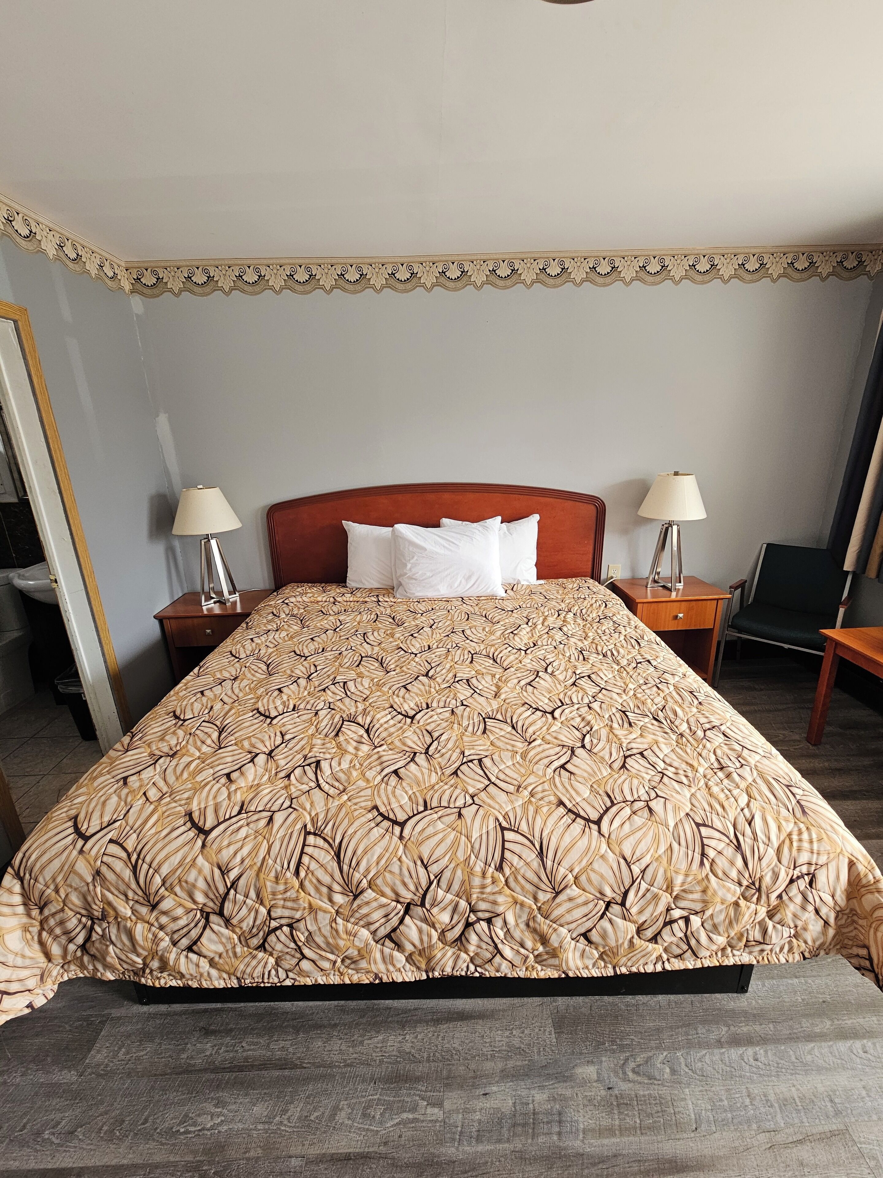 Chambre traditionnelle, 1 très grand lit, non-fumeur | Fer et planche à repasser, accès au Wi-Fi (inclus), literie fournie