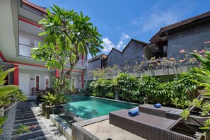 حمّام سباحة خارجي، مقاعد للتشمس