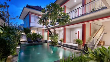 Alberca al aire libre y camastros