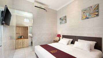 Escritorio, insonorización, wifi gratis y ropa de cama