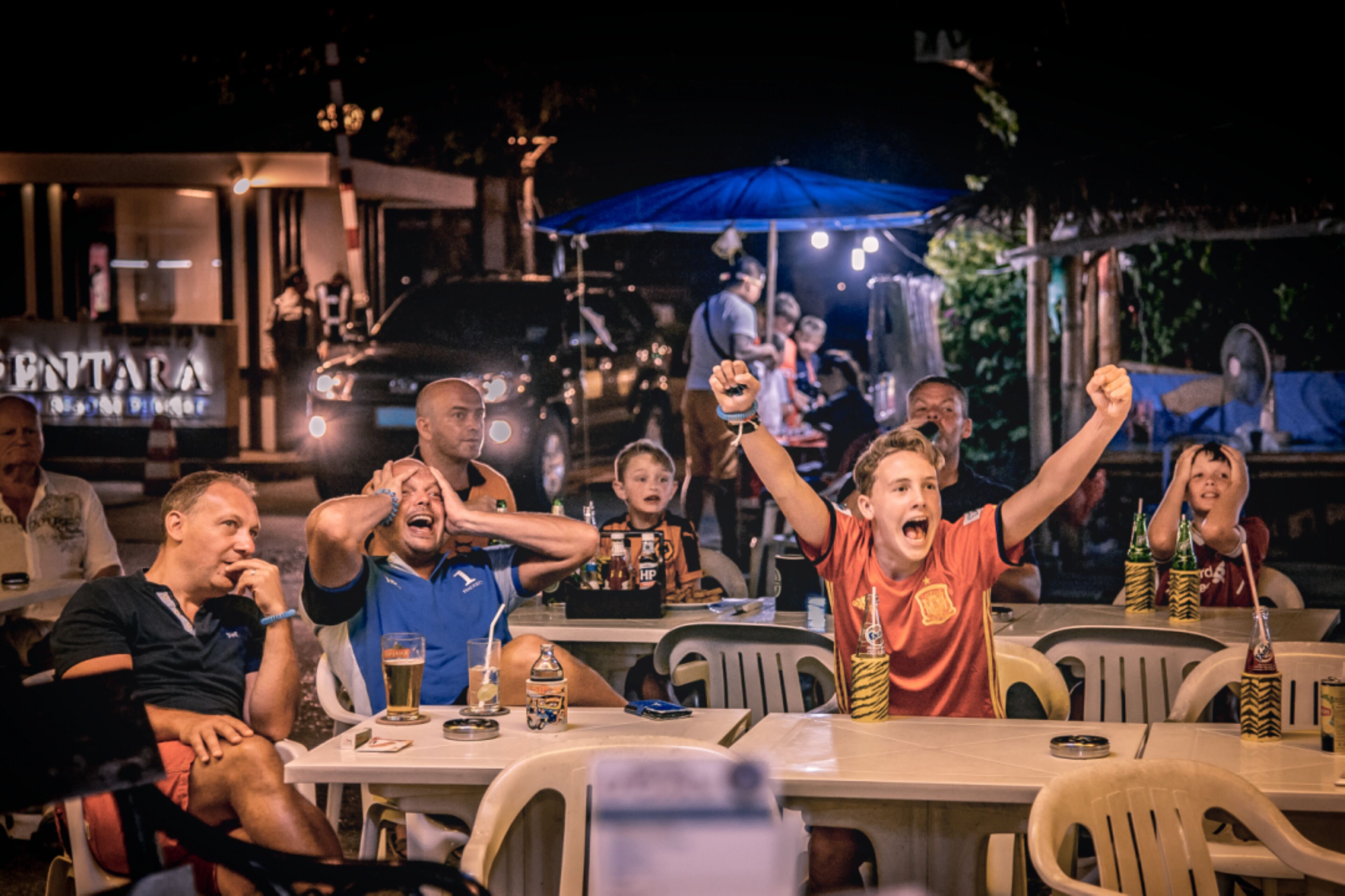 breakfast, lunch, dinner served; international cuisine