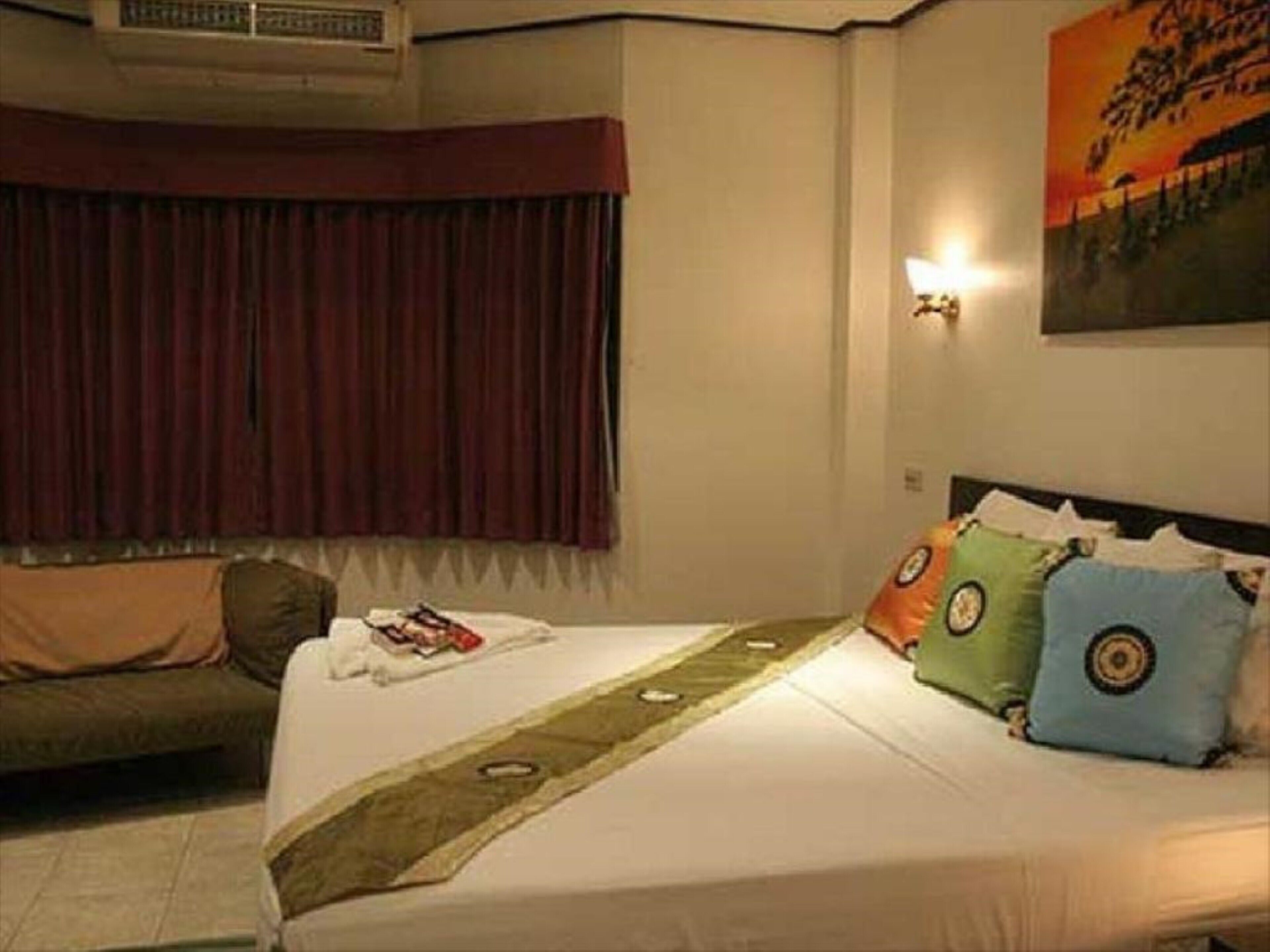 in-room safe, desk, laptop workspace, blackout curtains