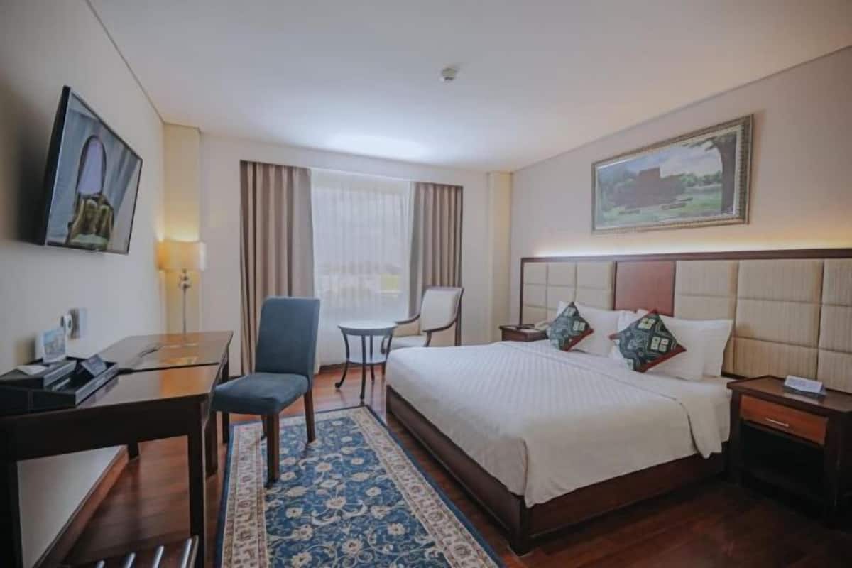 Een minibar, een kluis op de kamer, een bureau, geluiddichte muren
