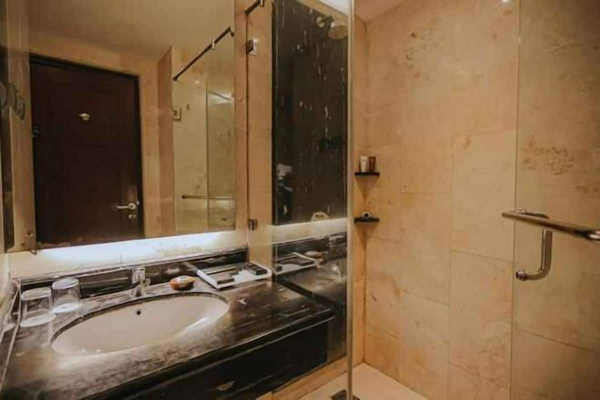 Badkamer | Een douche, gratis toiletartikelen, een haardroger