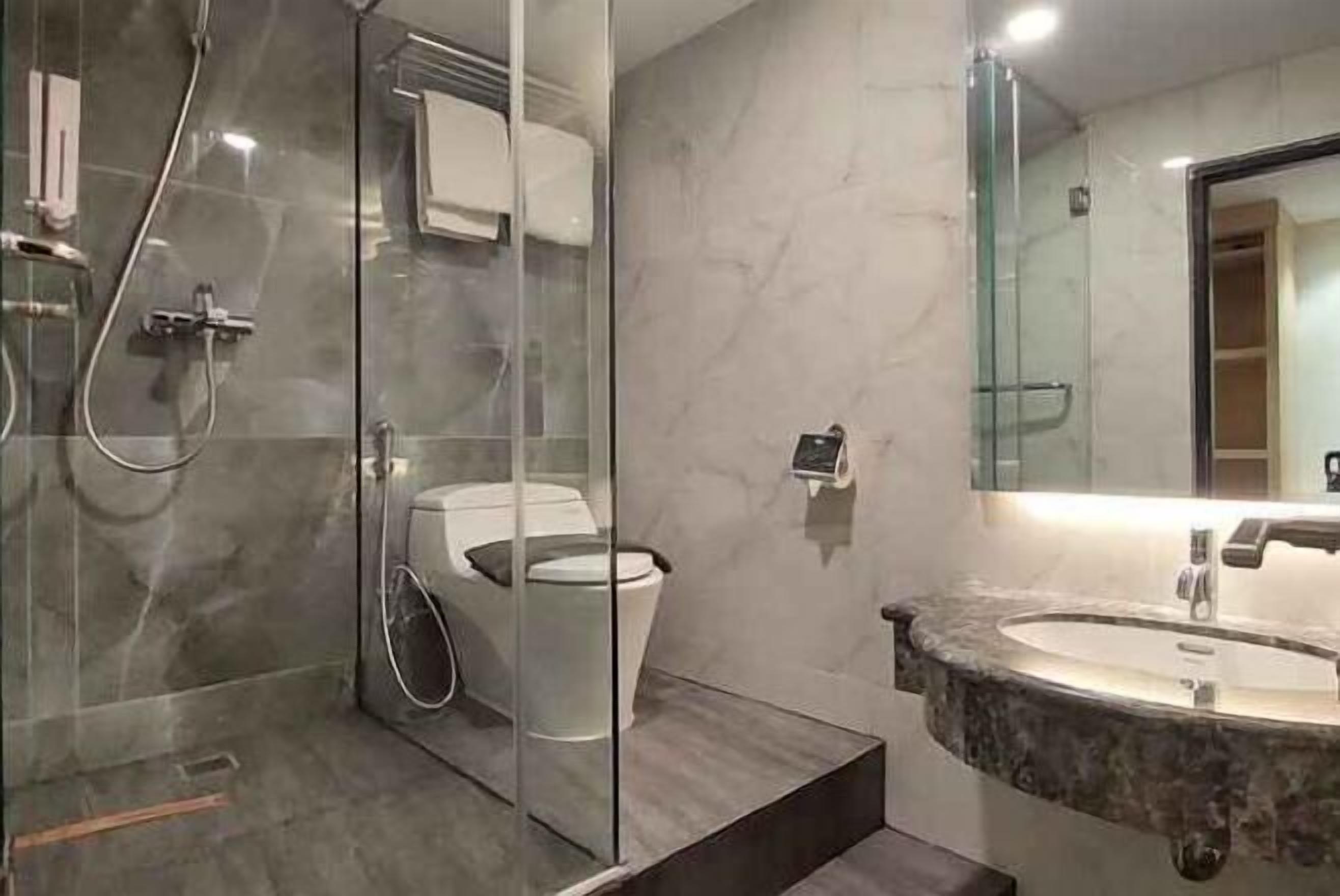 Shower, free toiletries, hair dryer