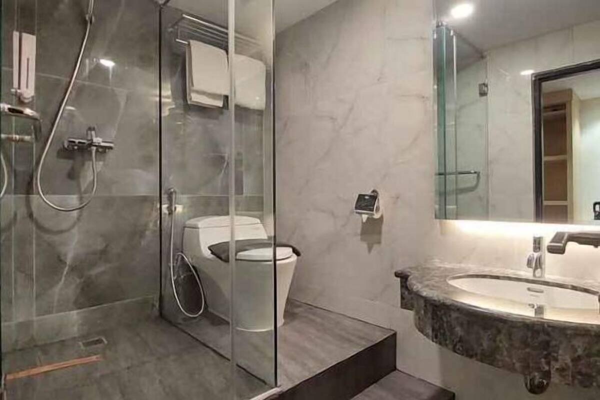 Shower, free toiletries, hair dryer