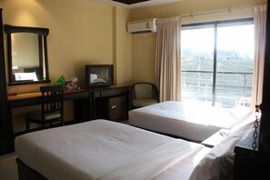 Desk, blackout curtains, free WiFi - Starbeach Guest House (Patong)