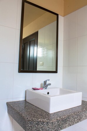 Shower, hair dryer, bidet, towels - Starbeach Guest House (Patong)