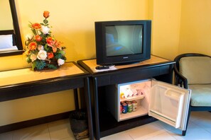 办公桌、遮光窗帘、免费 WiFi