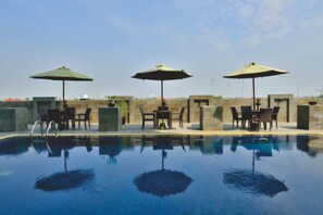 Una piscina techada, una piscina al aire libre