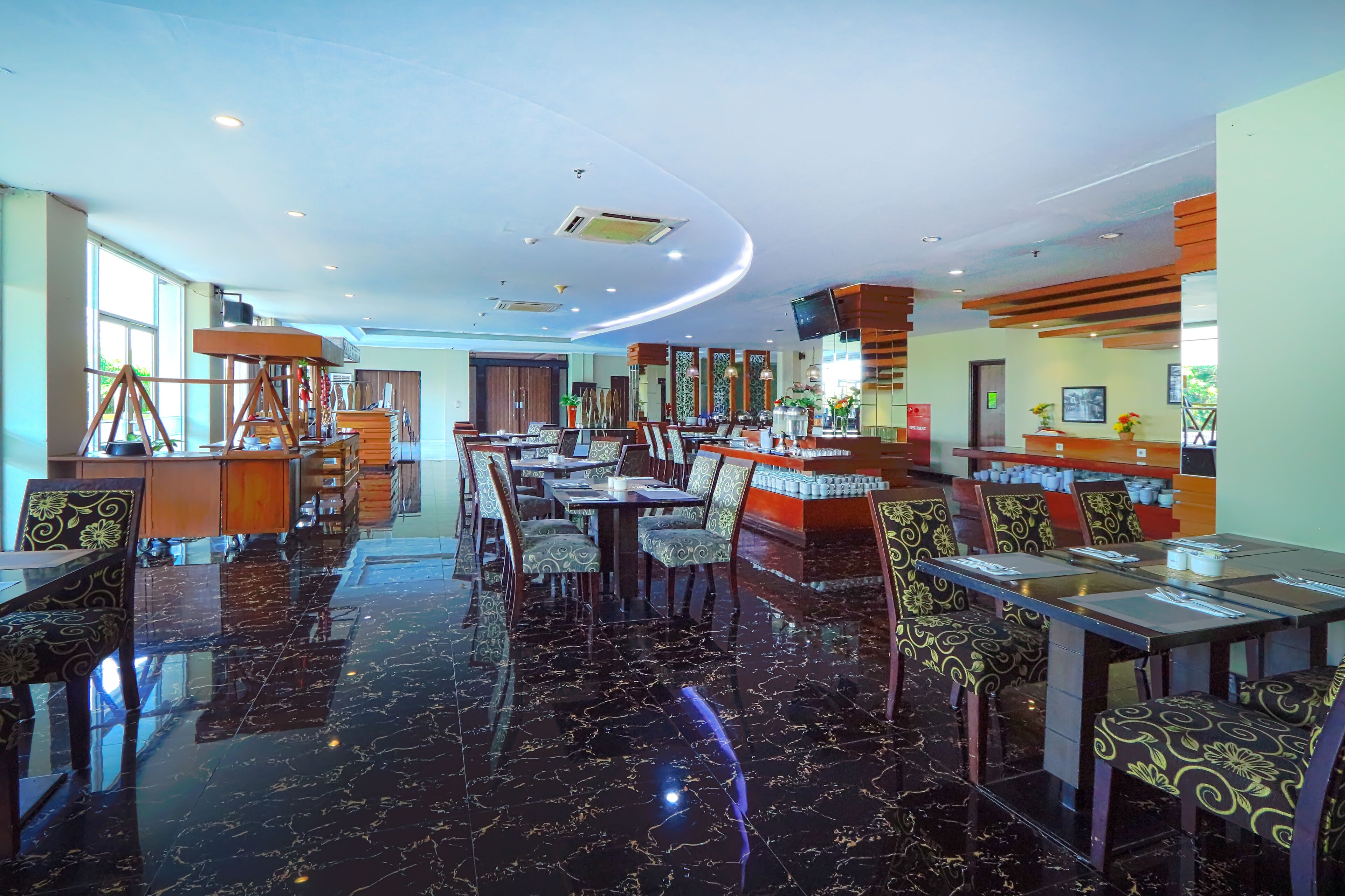 Desayuno con opciones de la cocina local diario (IDR 60500 por persona)