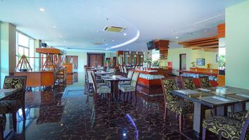 Desayuno con opciones de la cocina local diario (IDR 60500 por persona)