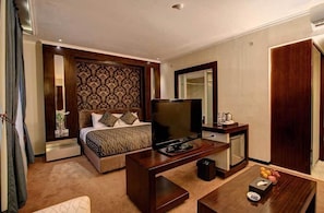 Suite, 1 Queen Bed | Premium bedding, desk, rollaway beds, free WiFi
