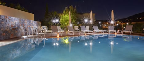 Suite Deluxe (Panoramic ) | Piscina al aire libre | Una piscina al aire libre (de 10:00 a 20:00), sombrillas, tumbonas