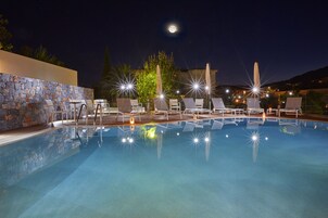 Suite Deluxe (Panoramic ) | Piscina al aire libre | 2 piscinas al aire libre (de 11:00 a 19:00), sombrillas, tumbonas
