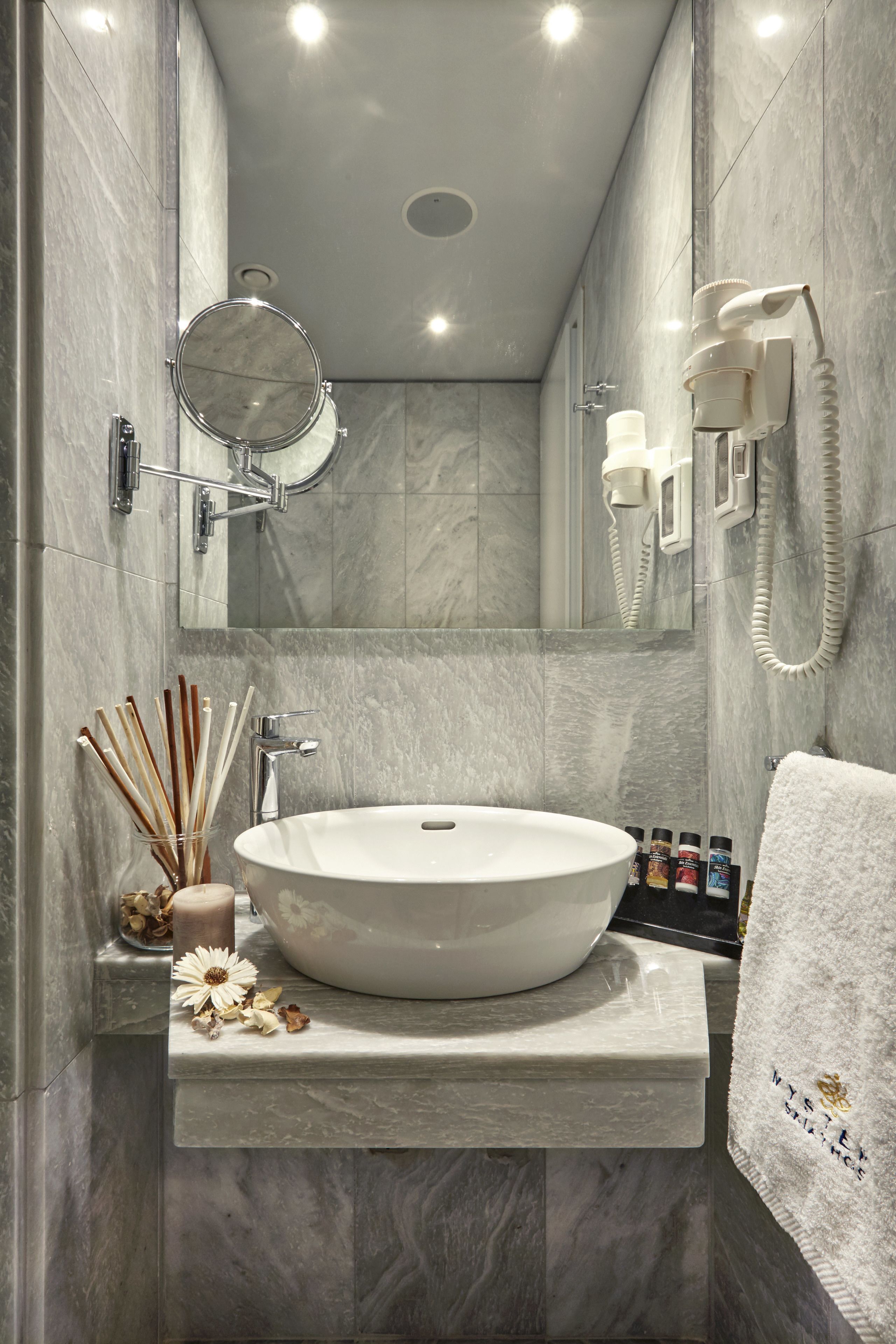 executive suite, hot tub | bathroom sink