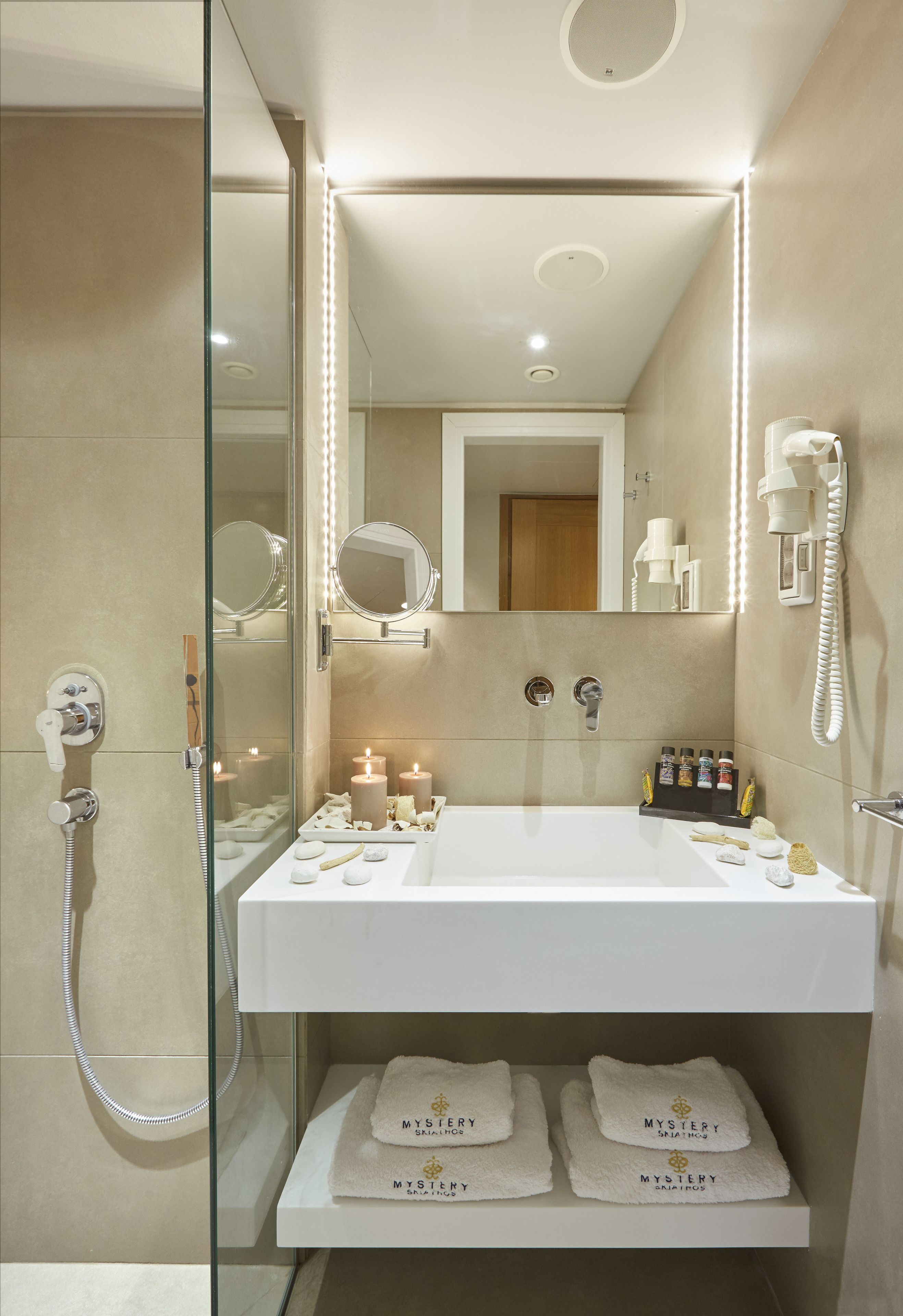 superior suite, pool view | bathroom sink